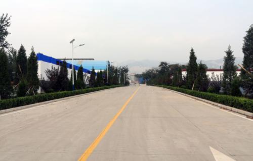 廠(chǎng)區(qū)馬路，雨污水管道，綠化，停車(chē)位